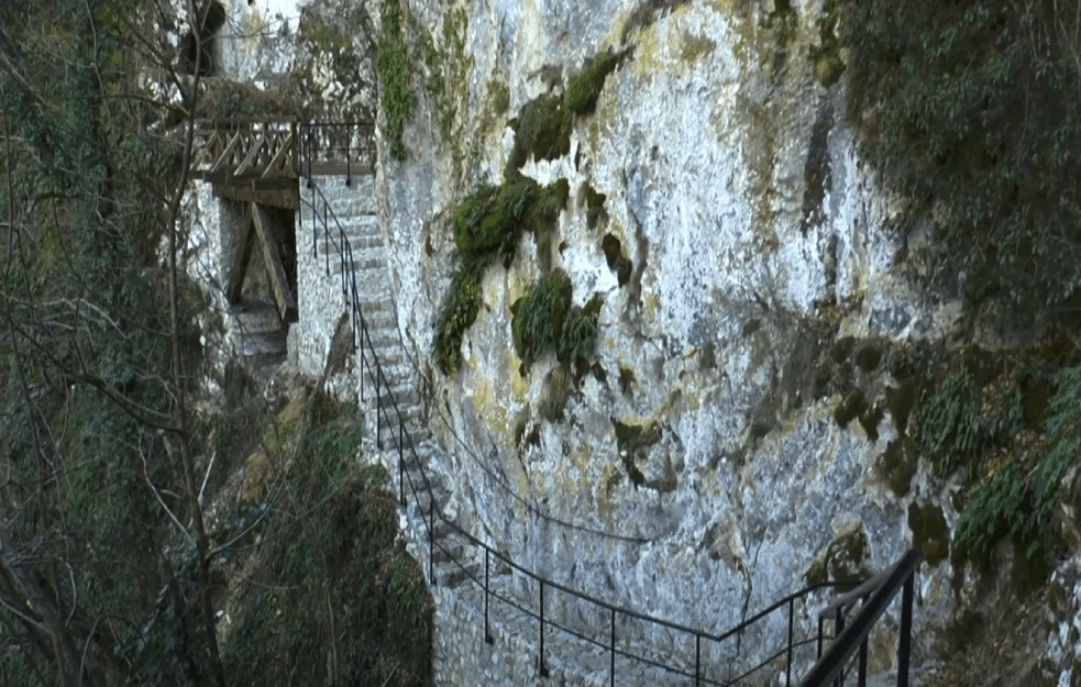 Sa kablarske litice u blizini crkve Savine vode spašeno osam turistkinja 